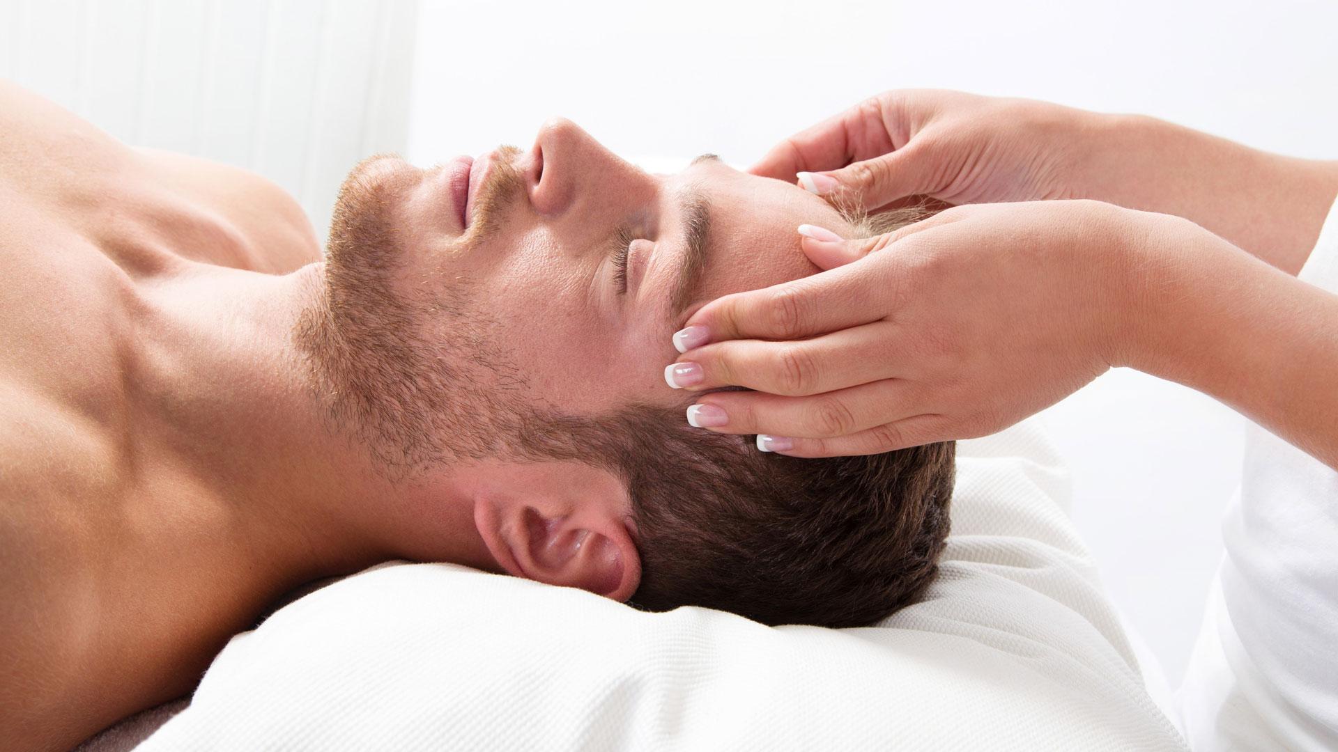 Massage und Gesichtsbehandlung für den Mann
